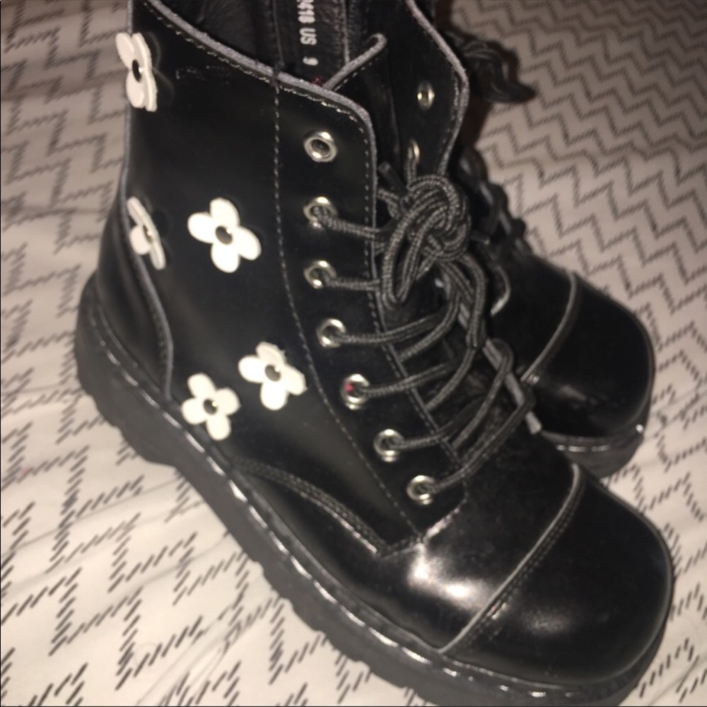 Tuk Boots